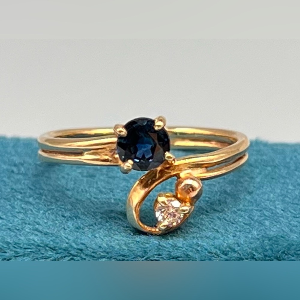 14k Yellow Gold, Dark Blue Round Sapphire, & Round Diamond, Ring, Size 6.